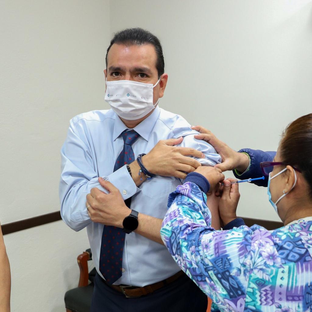 Pone Rivas ejemplo y se  vacuna contra Influenza