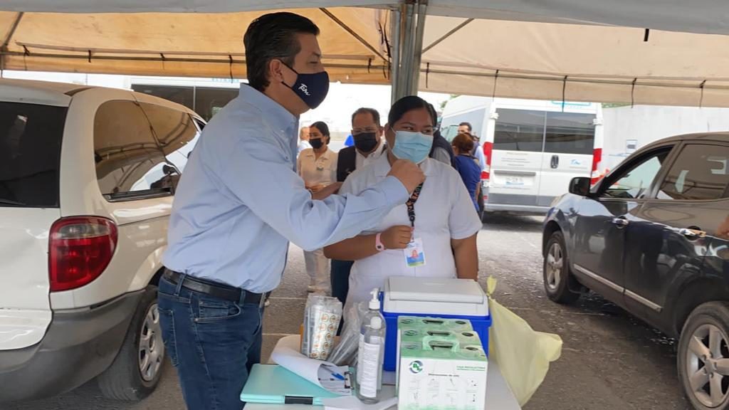 Supervisa Gobernador Francisco Cabeza de Vaca módulos de vacunación en Reynosa