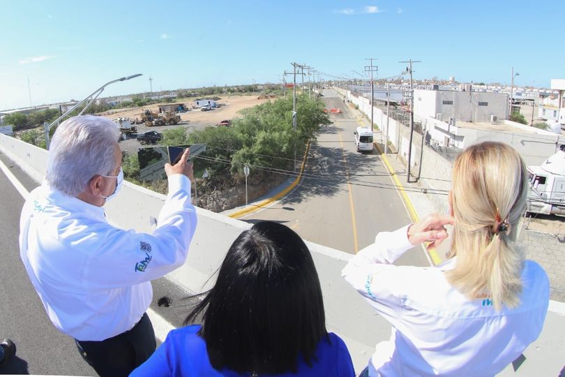 Una supervisión a la obra del puente vehicular de la Carretera Aeropuerto, cruz con Prolongación Monterrey, llevó a cabo el Presidente Municipal, Arturo Sanmiguel Cantú,