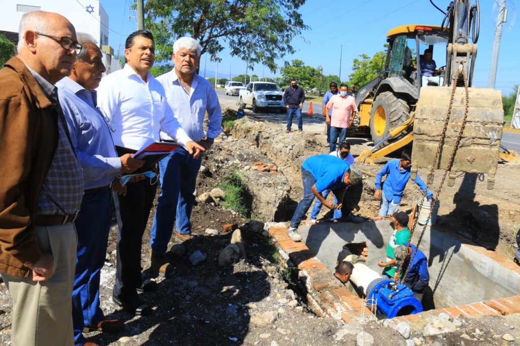 Supervisa Lalo Gattás  instalación de líneas de distribución de agua y drenaje sanitario.