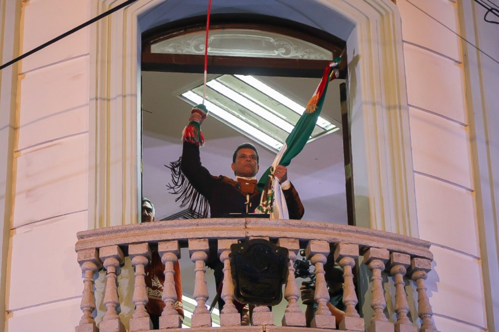 Disfrutan familias victorenses el Grito de Independencia.