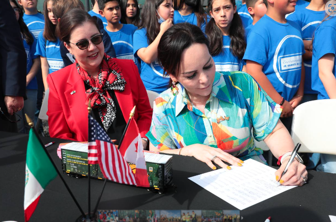 FIRMA CARMEN LILIA CANTUROSAS ACUERDO INTERNACIONAL PARA EL  RESCATE DE LA MARIPOSA MONARCA