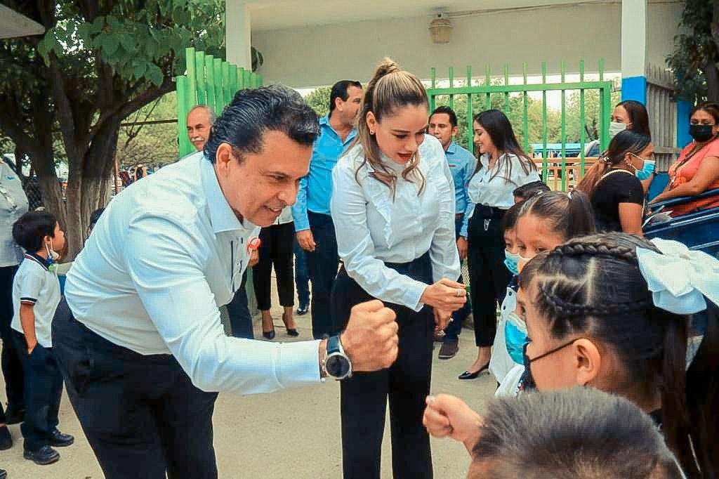 Alientan Lucy y Lalo pasos por la educación a 150 niños