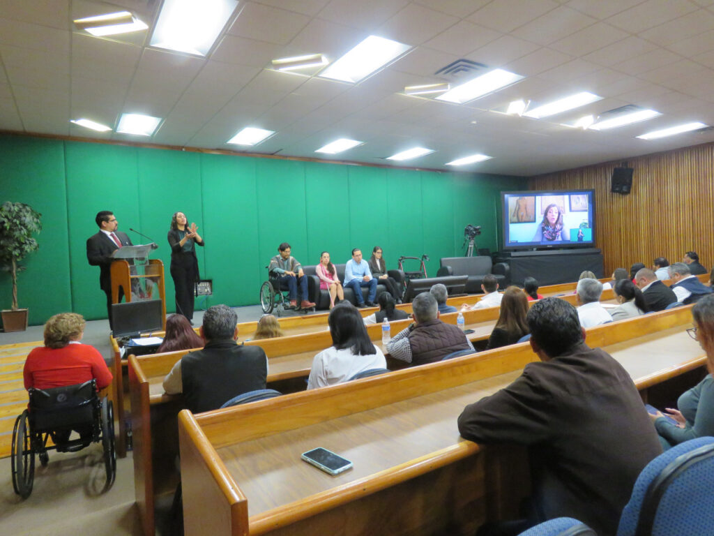 Comparten egresados de la UAT sus experiencias como estudiantes con discapacidad