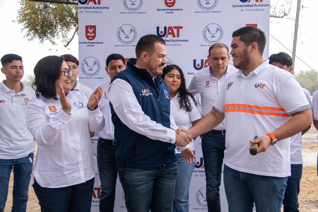 Entrega el Rector equipo de RCP a Brigada de Primeros Auxilios de la Preparatoria Mante