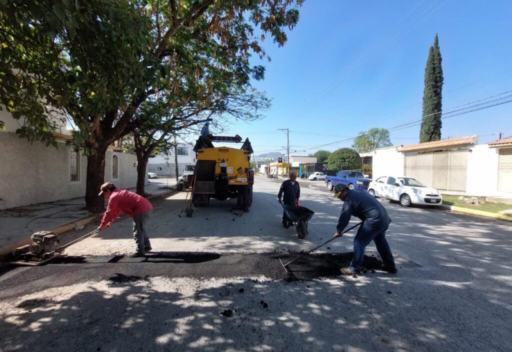 Tras lluvias, reactiva Municipio programa de bacheo en la ciudad.