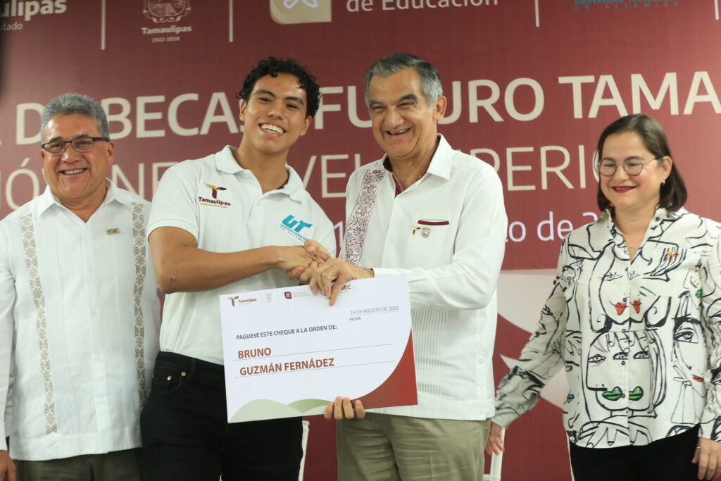 Entrega Américo Villarreal becas en la Universidad Tecnológica de Altamira