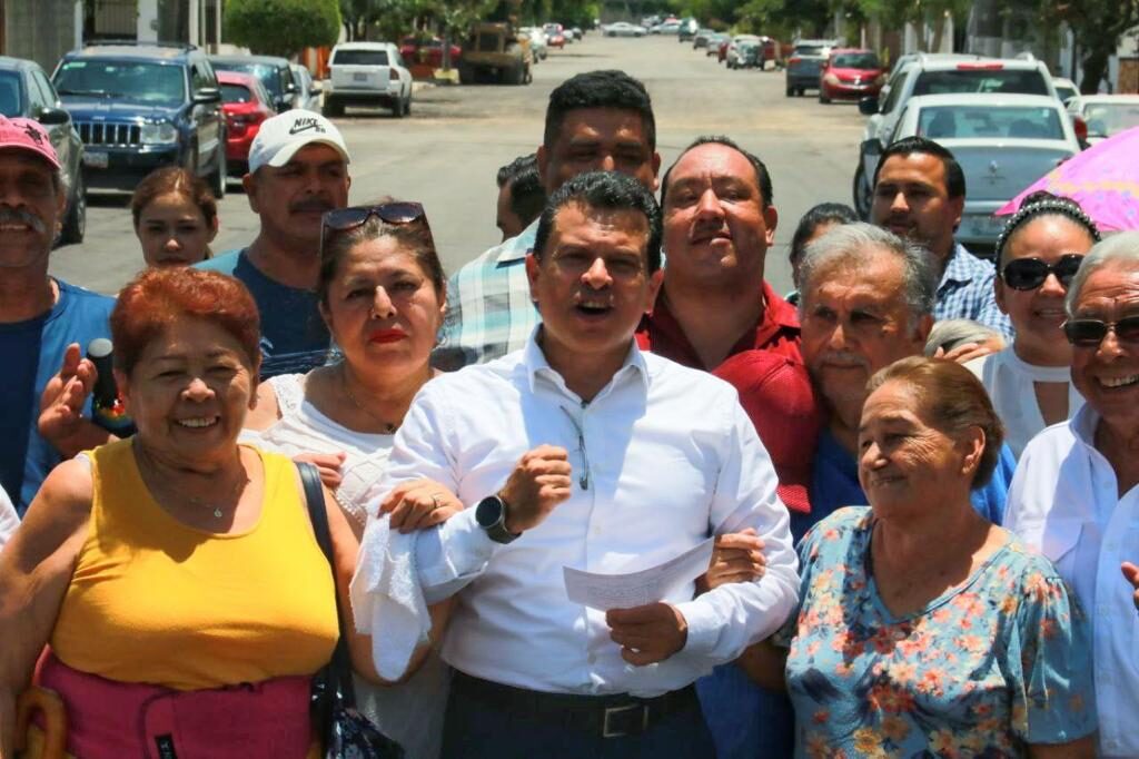 El presidente municipal de Victoria, Eduardo Gattás Báez, continúa con la entrega de obras de pavimentación asfáltica y supervisión de rehabilitación de drenaje sanitario en distintos sectores de la ciudad.