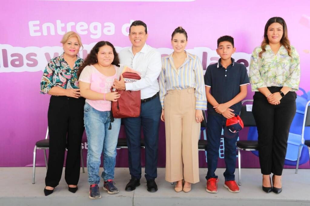 Lucy de Gattás y el alcalde Eduardo Gattás Báez entregaron mochilas y kit de útiles escolares para el regreso a clases.