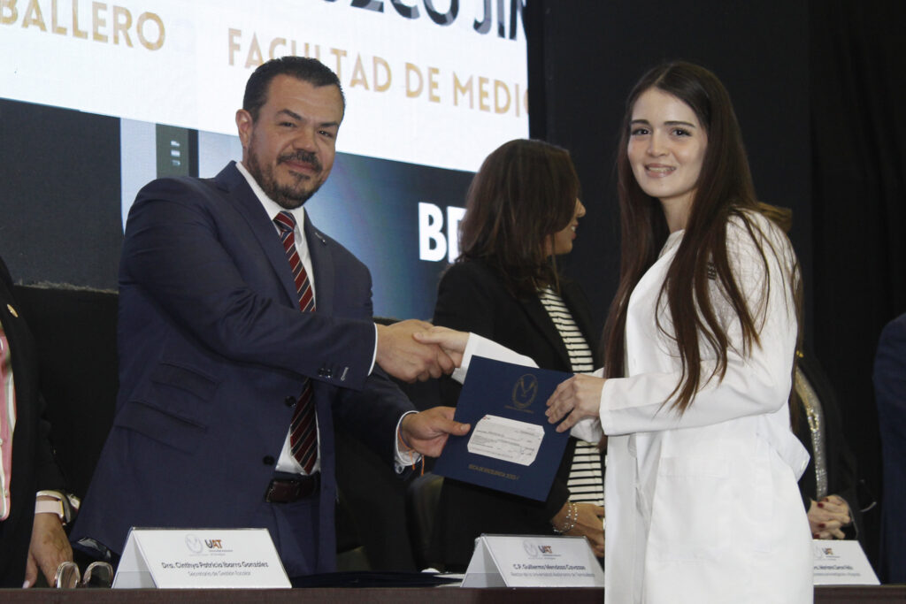 Entrega UAT becas a sus estudiantes de excelencia