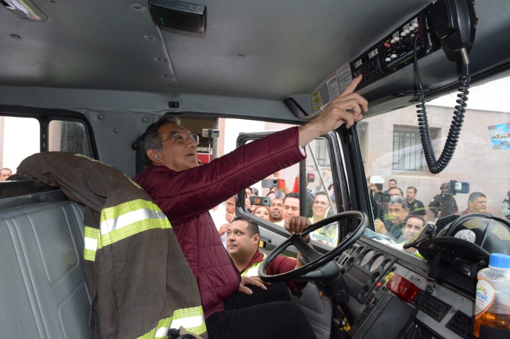 Entrega Américo camión de bomberos a la Coordinación Estatal de Protección Civil