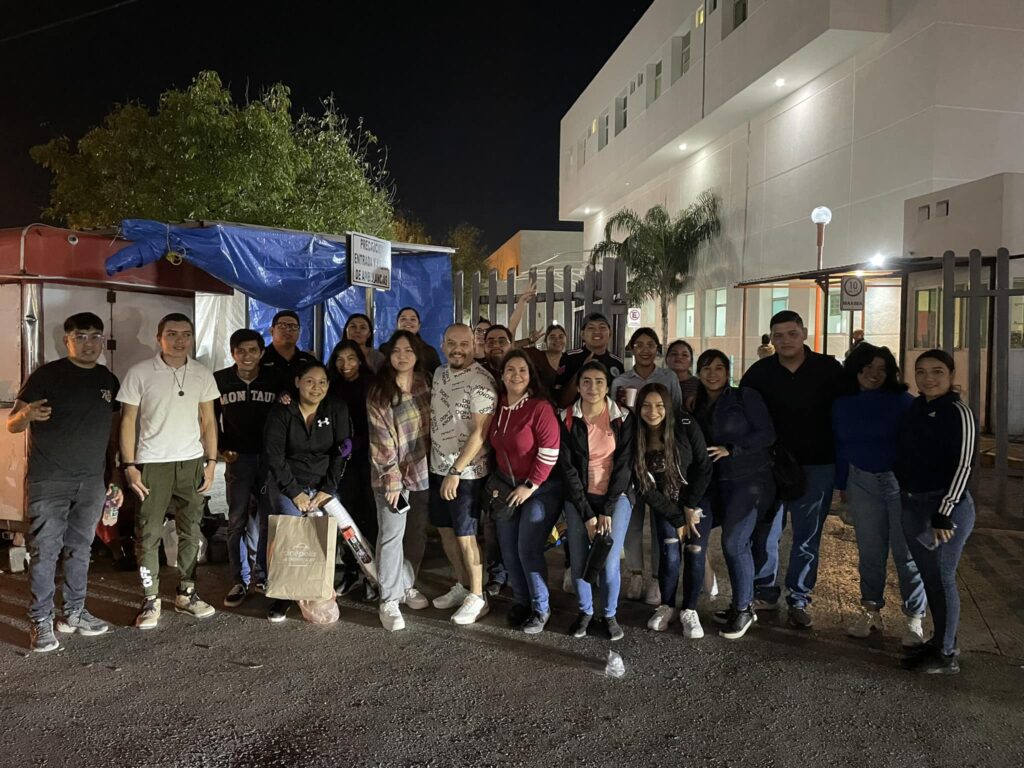 Estudiantes se unen para llevar alimentos a varios hospitales.