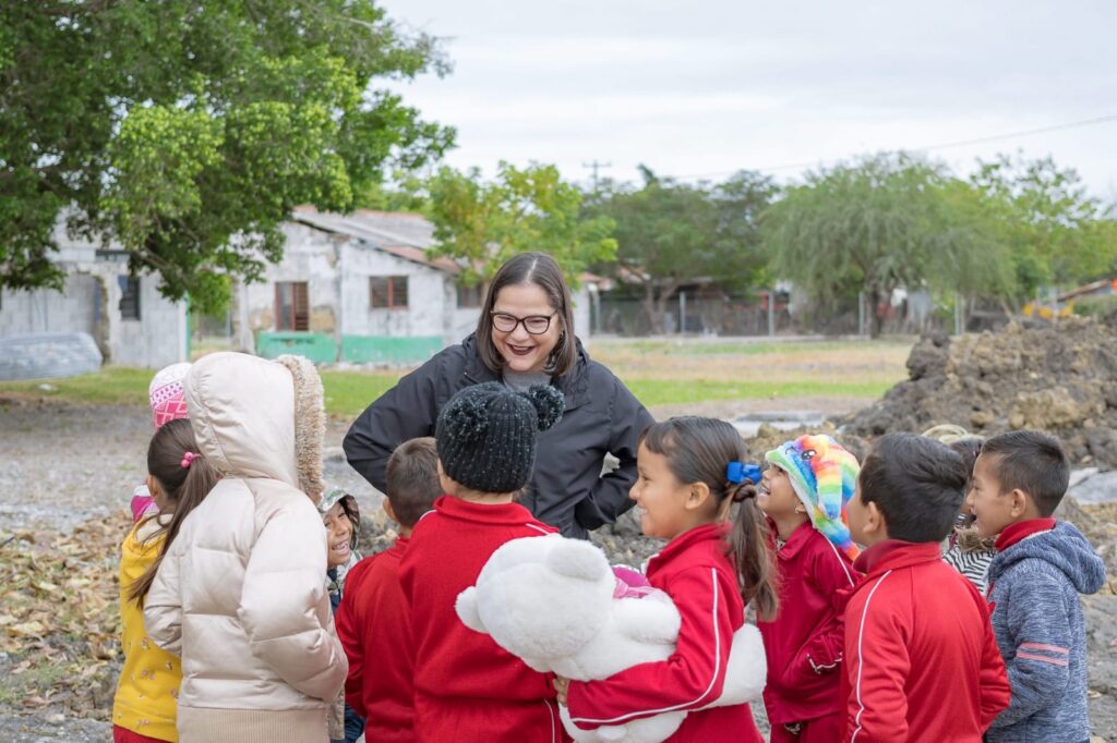 Visita secretaria de Educación escuelas para supervisar obras de infraestructura y dialogar con docentes