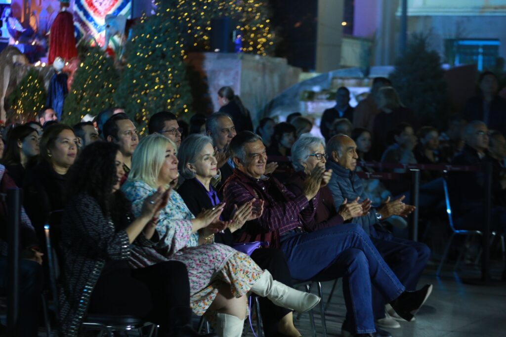 Conviven Américo y María con familias en concierto por Día de Reyes