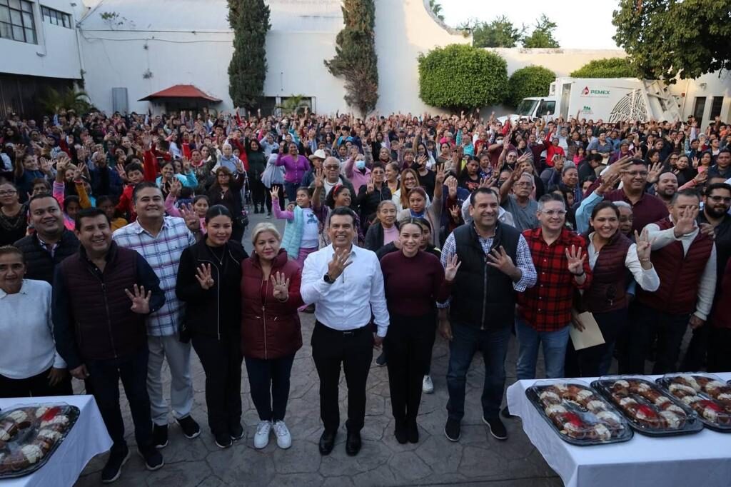 Festejan Lucy y Lalo Día de Reyes con líderes y sus familias.