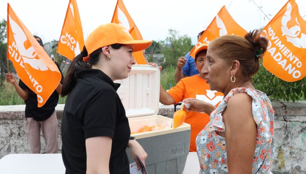 Instala Mayra Benavides punto de hidratación naranja