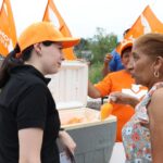 Instala Mayra Benavides punto de hidratación naranja