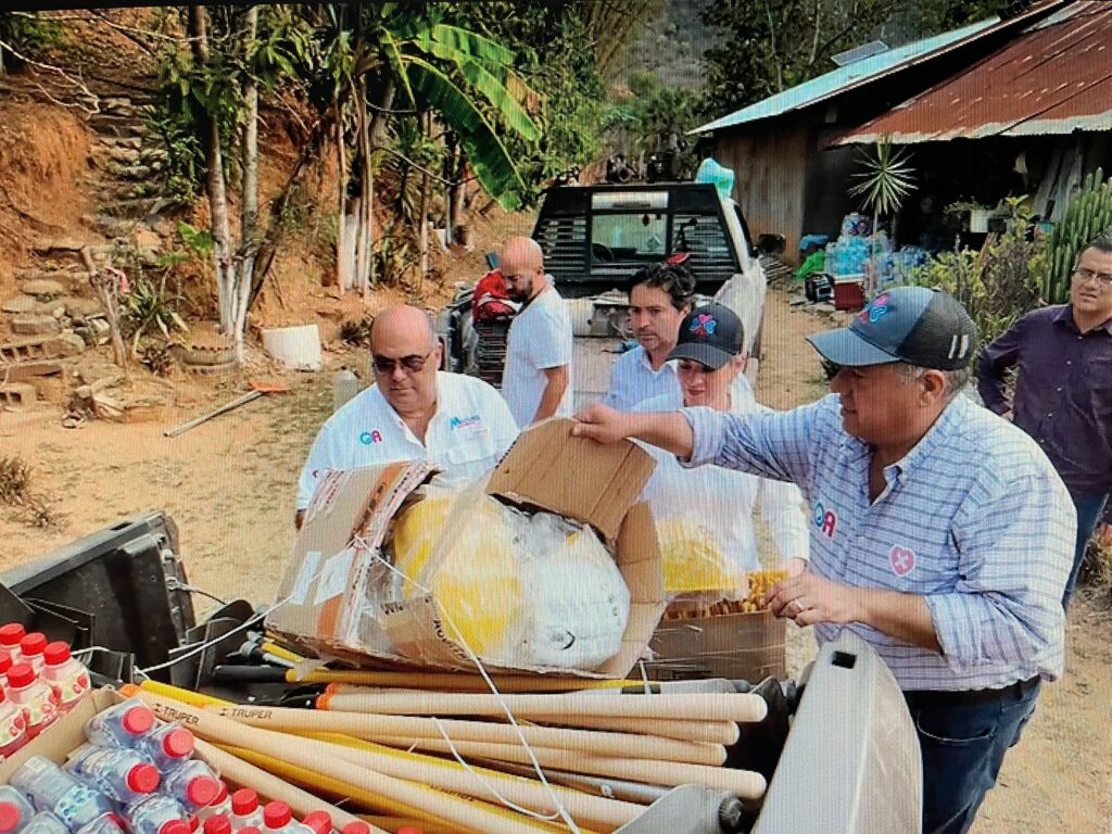 Entrega Oscar apoyos de los victorenses a brigadistas que combaten incendio en la sierra