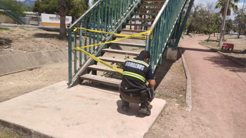 protección civil municipal de Victoria procede al acordonamiento de los accesos al puente peatonal