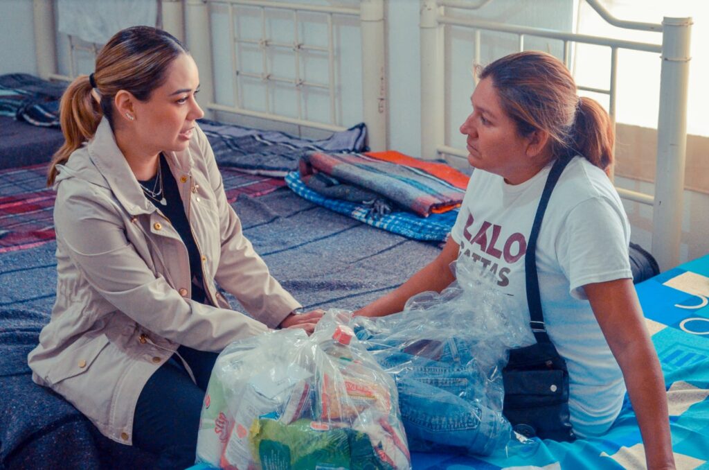 Visita Lucy de Gattás a familias refugiadas en el albergue del CEDIF 1.