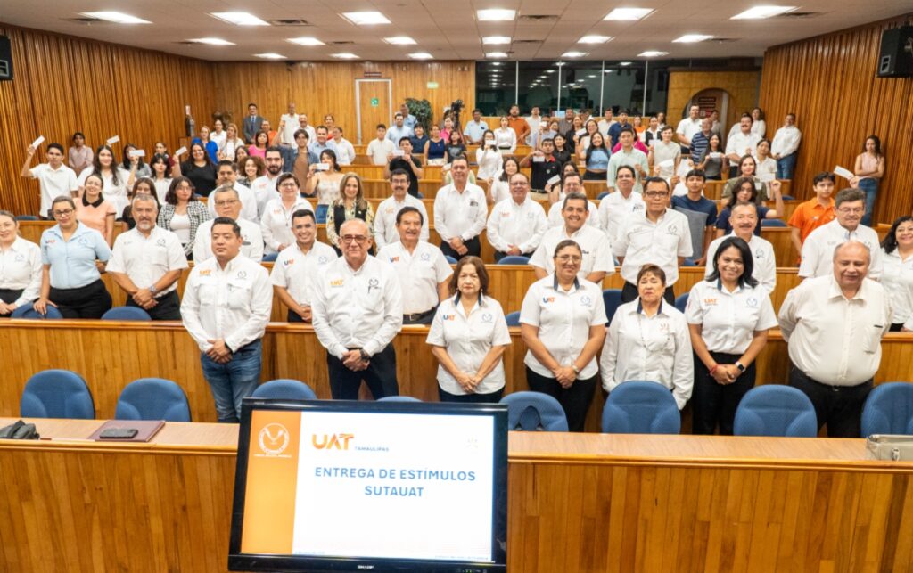 Reconoce la UAT el desempeño académico de estudiantes hijos del personal docente