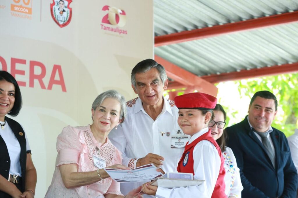 Apadrinan Américo y María a estudiantes de Xicoténcatl; presupuesto sin límites para becas