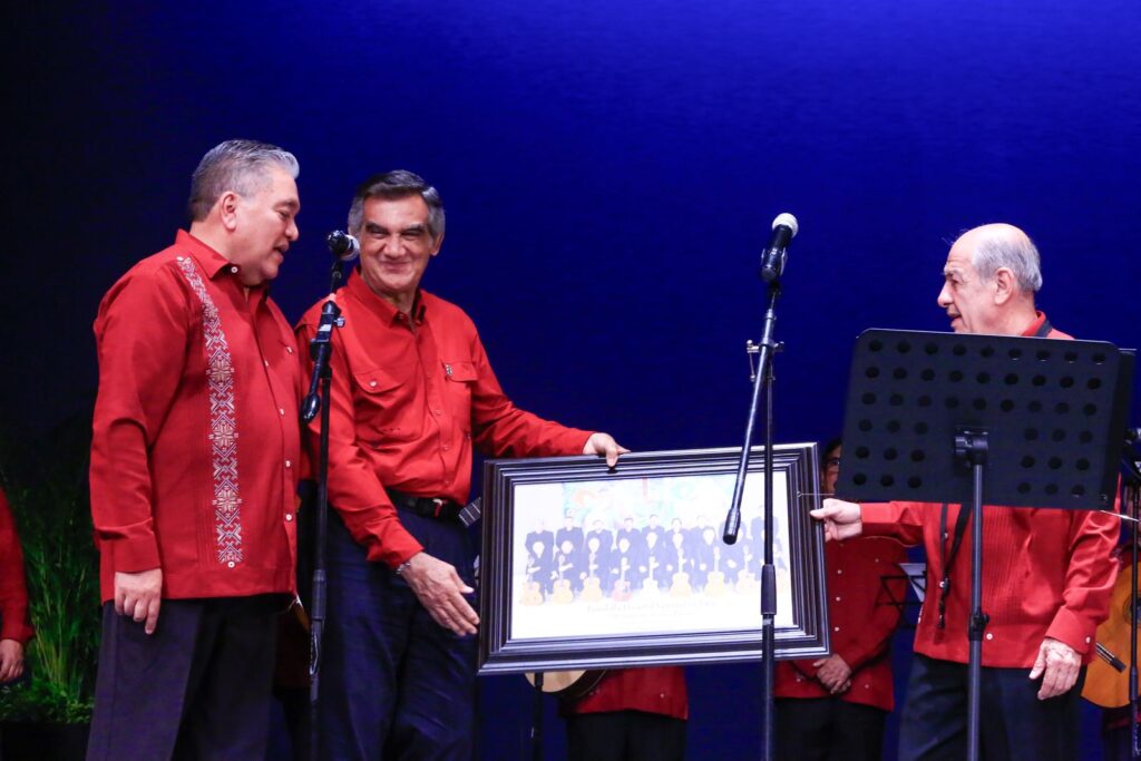 Celebran Américo y María 25 aniversario de la rondalla del hospital de Victoria