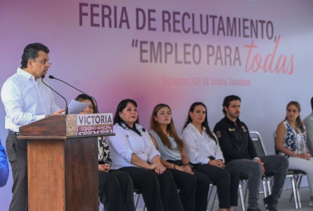 Facilitan Municipio, empresarios y STyP trabajo digno a mujeres.