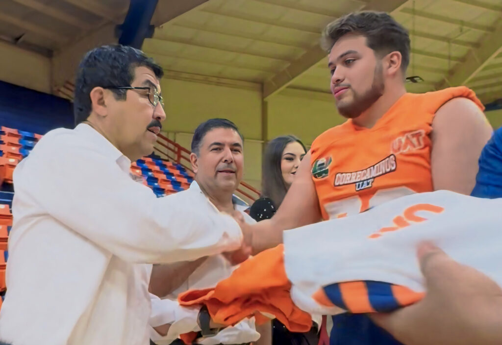 Presenta el rector a los Correcaminos UAT Liga Mayor de Futbol Americano