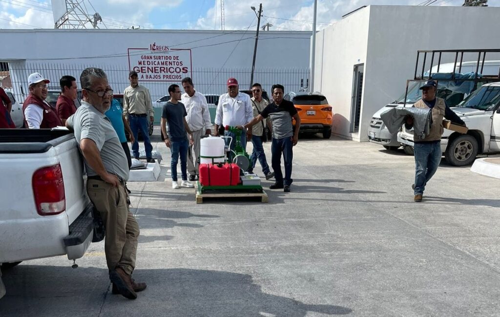 Fumigan contra el dengue SEBIEN y Secretaría de Salud