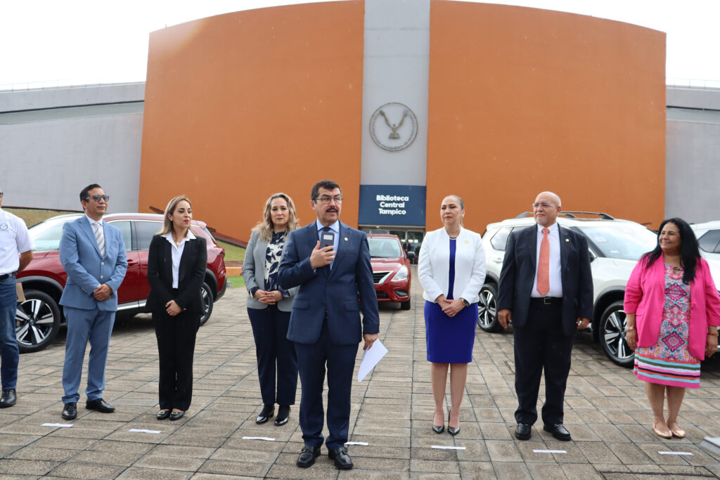 Rector de la UAT entrega equipamiento de vehículos a las facultades de la zona sur