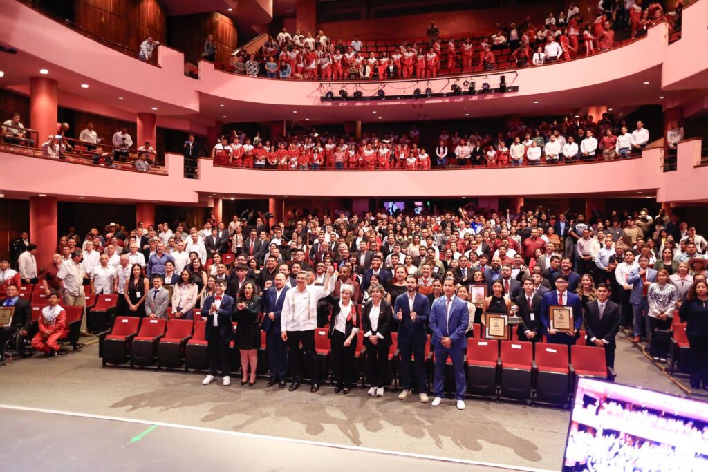 Premia Américo a talentosos jóvenes y deportistas tamaulipecos