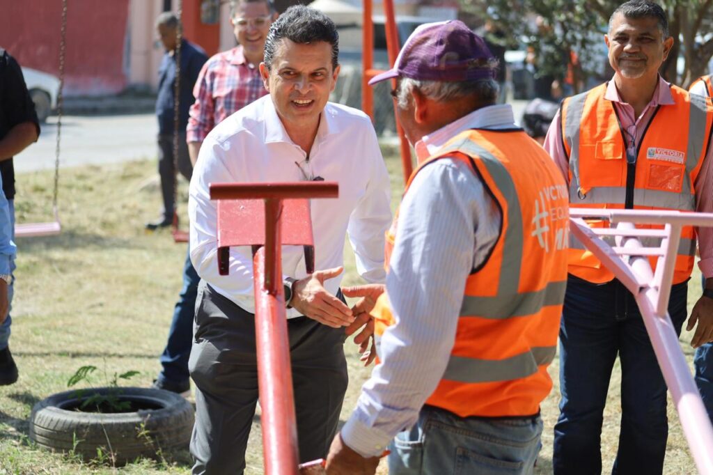 Lleva Lalo Gattás mejoras en servicios públicos y urbanos a colonias del sur.