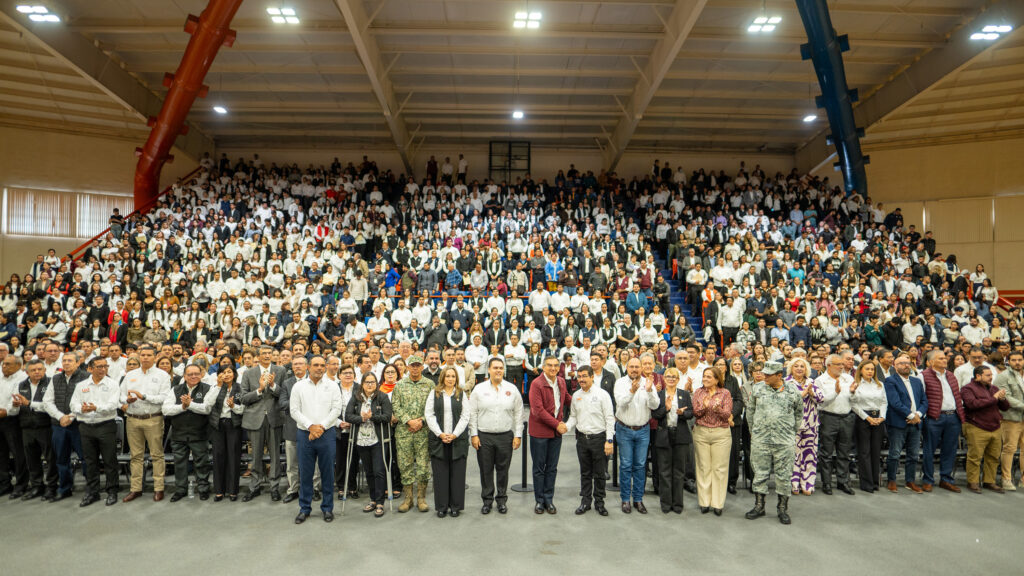 Gobernador y rector hacen entrega histórica de equipos de cómputo a estudiantes y docentes de la UAT