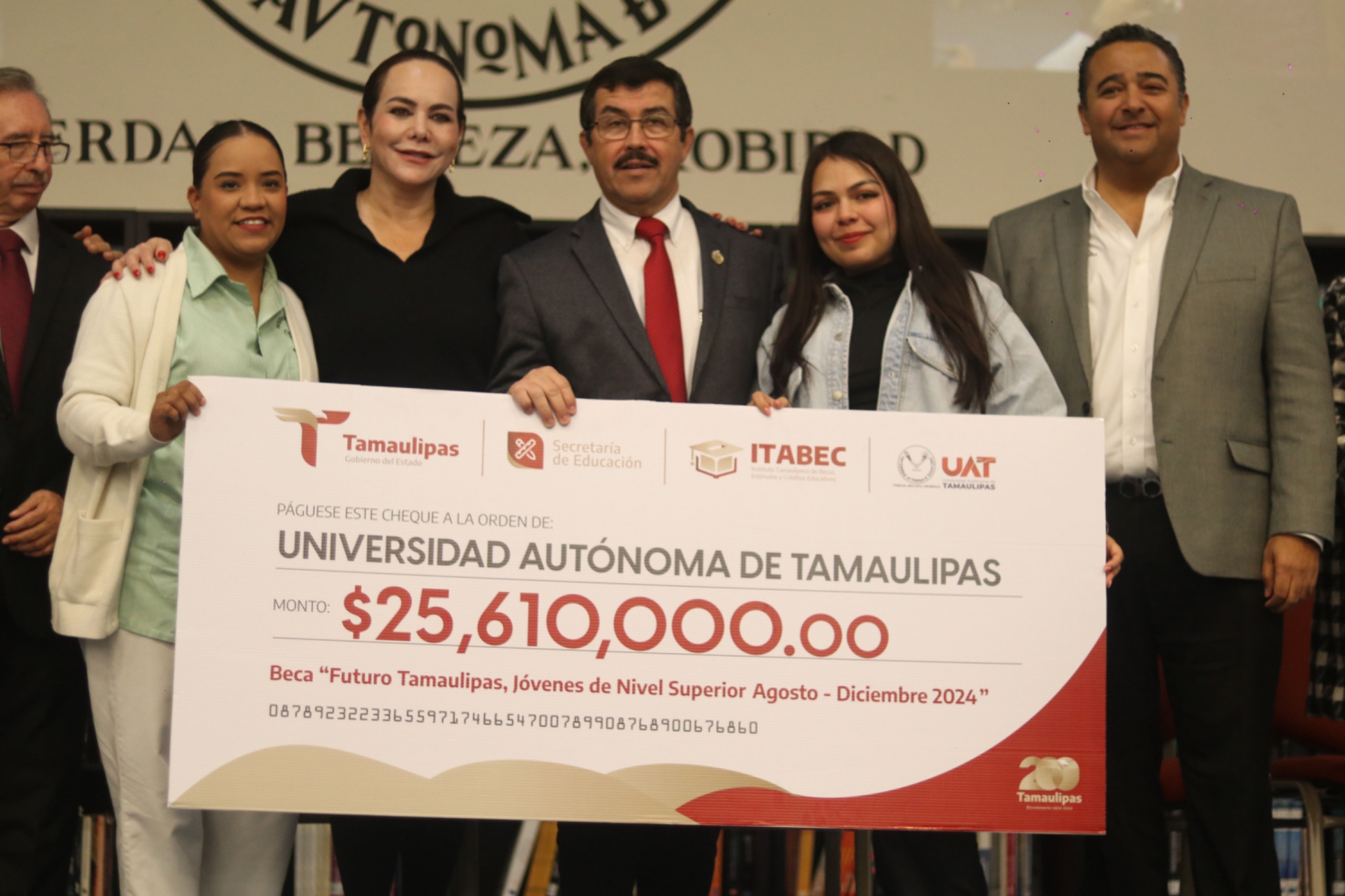 Entrega rector apoyos a estudiantes de la UAT en Nuevo Laredo – VIDA DIARIA