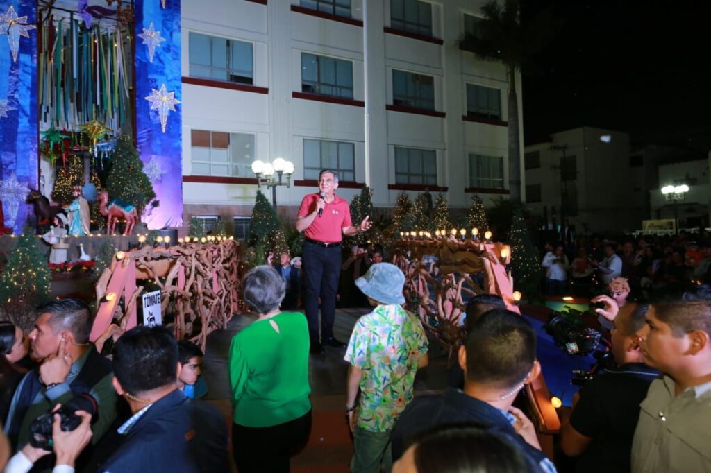 Encienden Américo y María monumental pino navideño