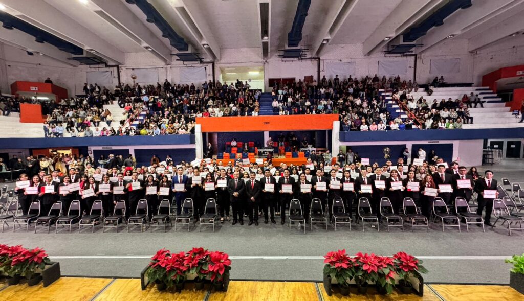 Dámaso Anaya preside graduación de egresados de ingeniería de la UAT en Tampico