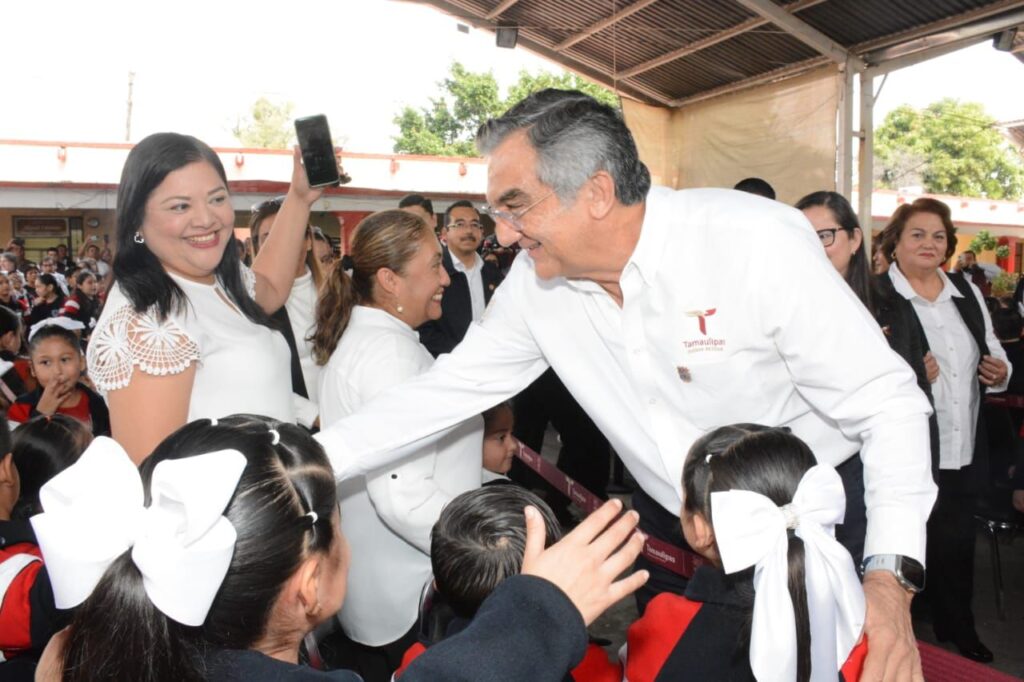 Cumple gobernador a educandos, entrega equipo tecnológico y mobiliario escolar