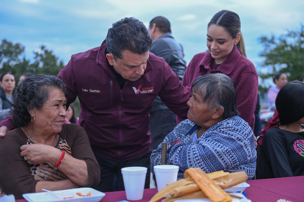 Llevan Lalo y Lucy servicios y programas a La Esperanza.