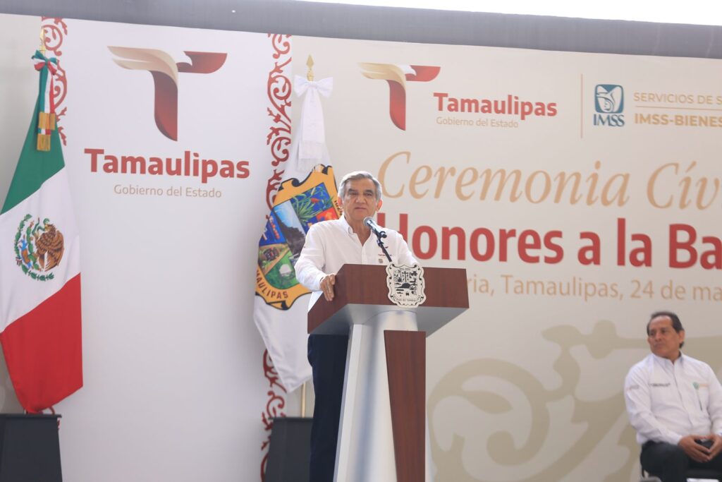 Entrega Américo 16 nuevas ambulancias al sector salud