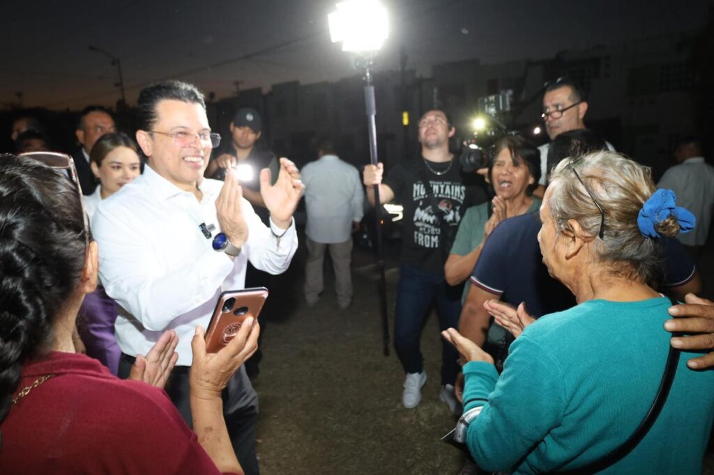 Se ilumina con modernas lámparas fraccionamiento Familias Fuertes.