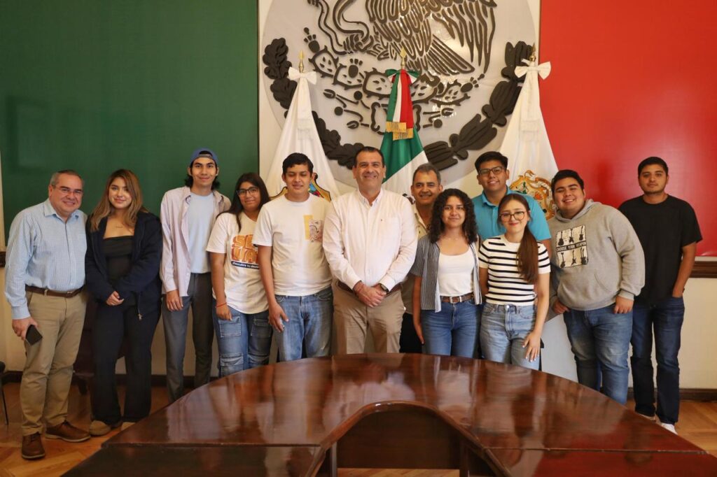 Estudiantes universitarios visitan la Presidencia Municipal.