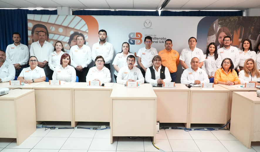 Implementa la UAT prepa en línea