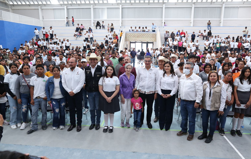 Atestigua Américo entrega de becas y destaca apoyo de la presidenta Claudia