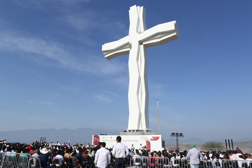 Entrega el gobernador a Tula la cruz más grande de México