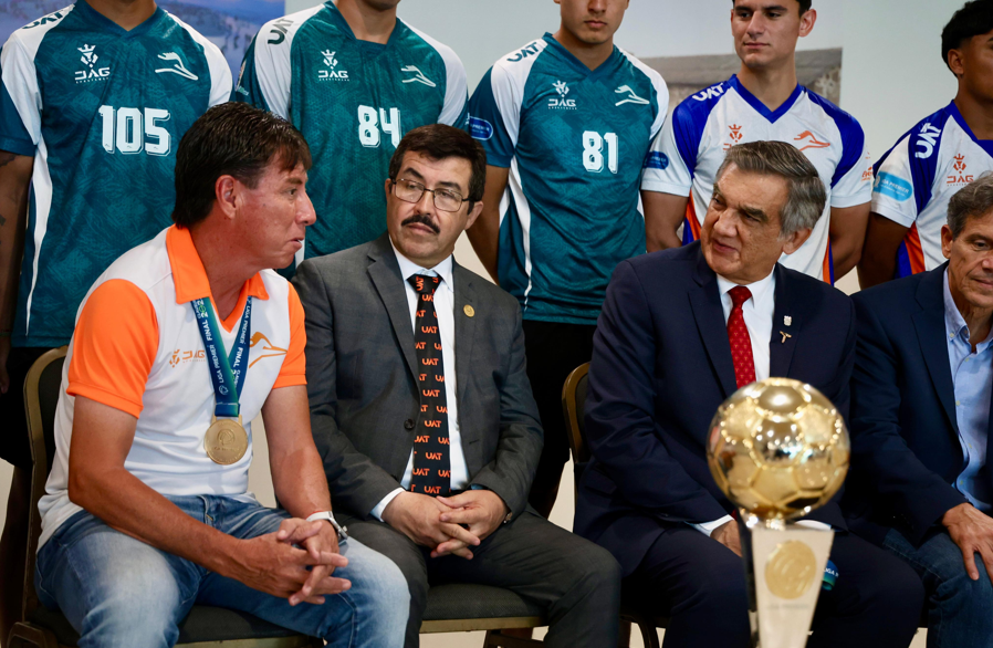 Felicita Américo Villarreal a Correcaminos Premier por poner en alto a Tamaulipas y a la UAT