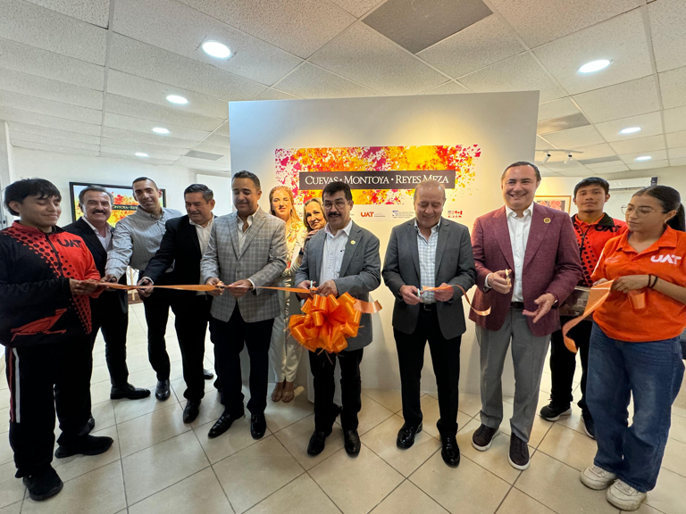 Entrega rector de la UAT equipamiento a universitarios de Nuevo Laredo