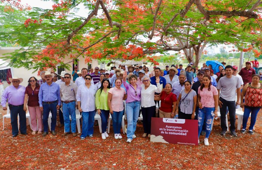 Entrega SEBIEN tinacos en Aldama