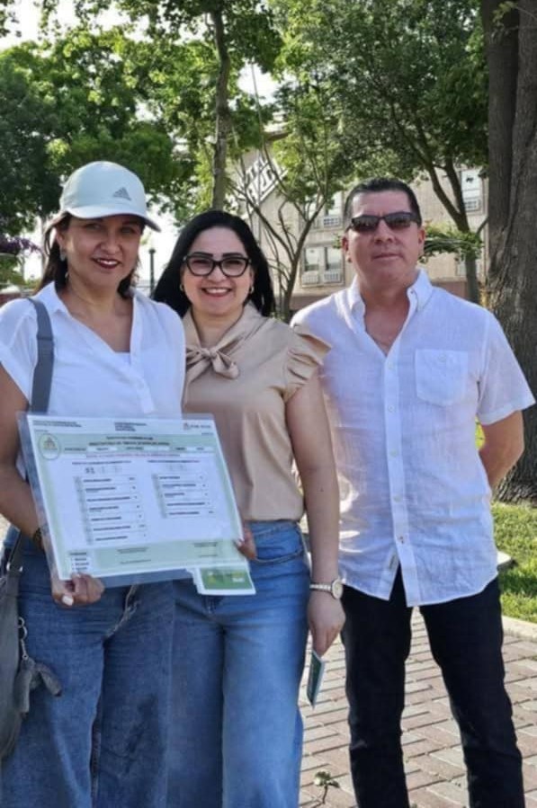 Ludivina pide votos/Fer Campos va