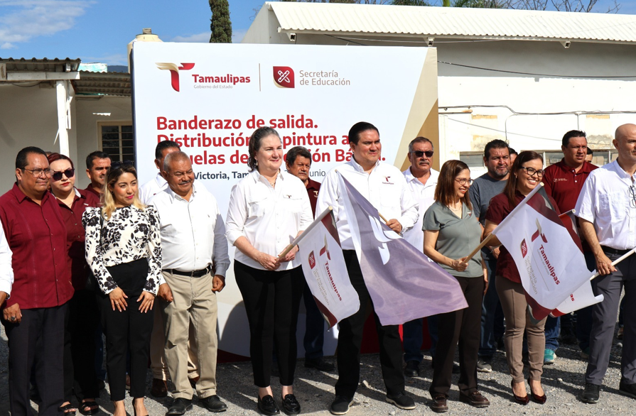 Da SET banderazo de salida a entrega de materiales de pintura para mantenimiento en escuelas Da SET banderazo de salida a entrega de materiales de pintura para mantenimiento en escuelas